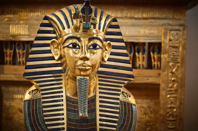 grand egyptian museum tutankhamun gallery golden mask 2025